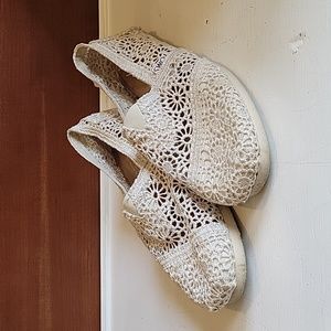 Tom's White Lace Shoes